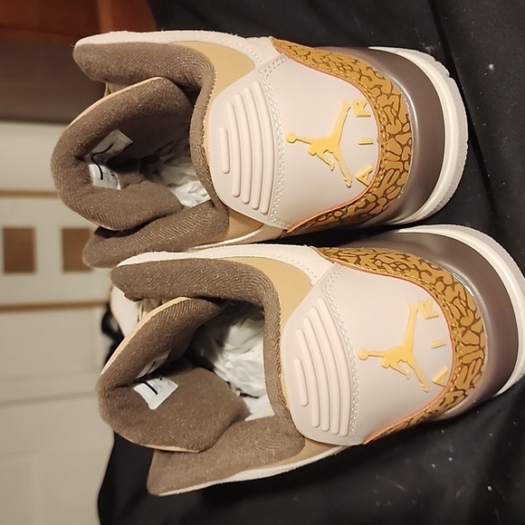 Nike Air Jordan 3s - Picture 4 of 6